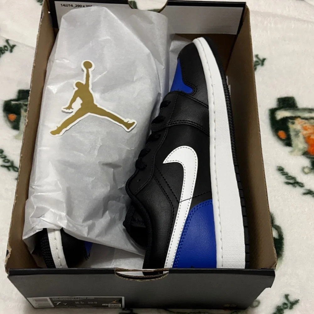 Jordan Men's Black and Royal Blue Sneakers